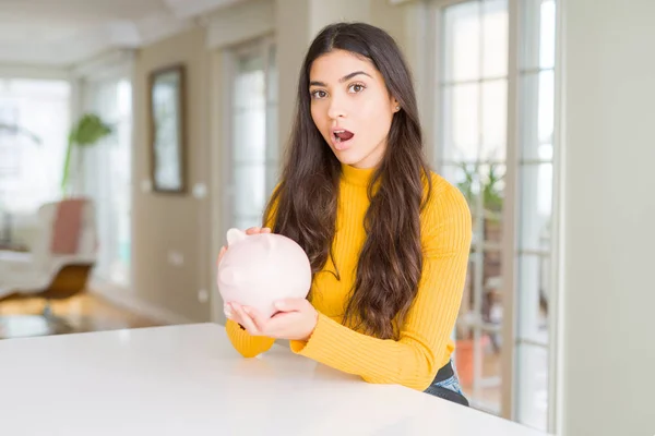 Giovane Donna Che Tiene Salvadanaio Spaventato Stato Shock Con Una — Foto Stock