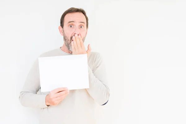 Homem Sênior Segurando Folha Papel Branco Sobre Fundo Isolado Cobrir — Fotografia de Stock