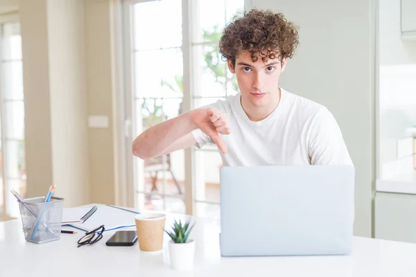 Mladý Student Muž Pracovat Studovat Pomocí Přenosného Počítače Naštvaný Obličej — Stock fotografie