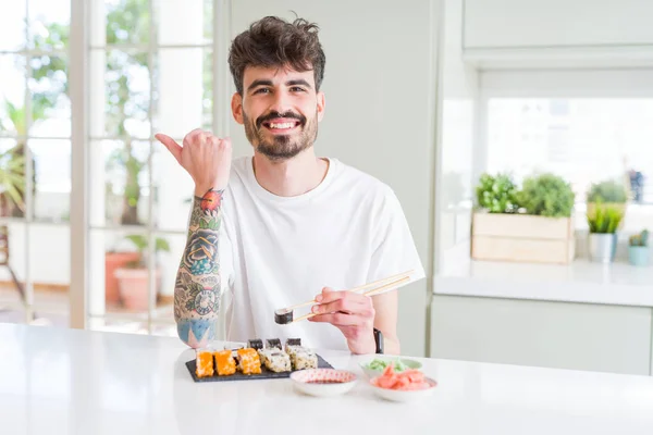 Joven Comiendo Sushi Asiático Entrega Domicilio Señalando Mostrando Con Pulgar — Foto de Stock