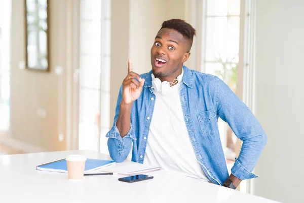 African American Student Man Studeren Met Behulp Van Laptops Het — Stockfoto