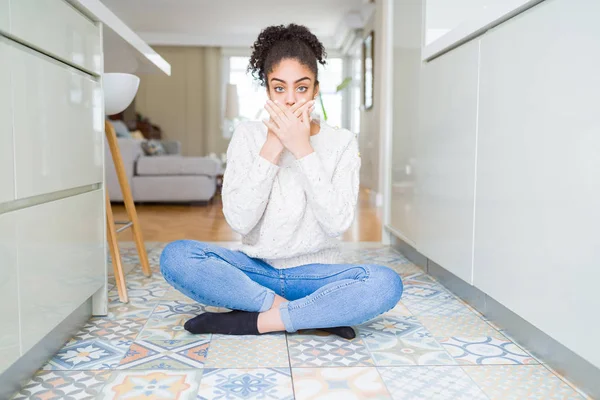 Beautiful Young African American Woman Afro Hair Sitting Floor Shocked — Stock Photo, Image