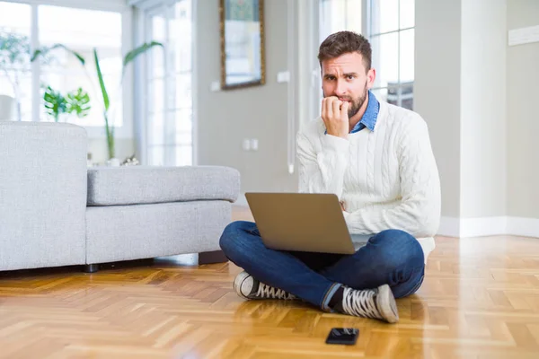 Bonito Homem Vestindo Trabalho Usando Laptop Computador Olhando Estressado Nervoso — Fotografia de Stock