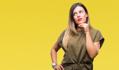 Genç güzel kadın elle çene düşünme hakkında soru, dalgın ifade izole arka plan yüzünden. Düşünceli yüzüyle gülümsüyor. Şüphe kavramı.