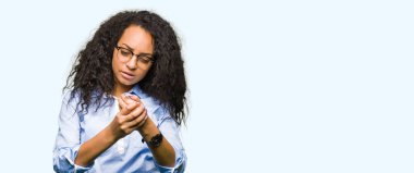 Acı acı elleri ve parmakları, artrit inflamasyon ile kıvırcık saçlı giyen genç güzel iş kız gözlük