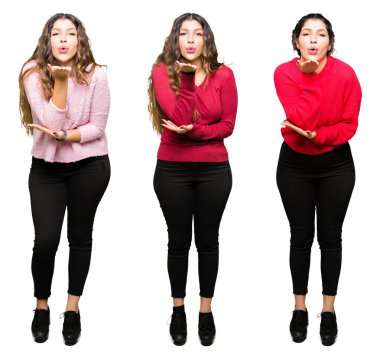 Kolaj bir öpücük el ile güzel ve seksi olmak hava üfleme kamera bakıyor beyaz izole arka plan üzerinde güzel genç kadın. Aşk ifade.