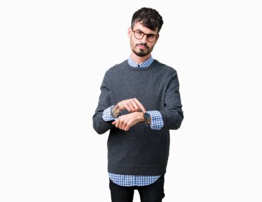 Genç yakışıklı zeki adam işaret seyretmek zaman, sabırsızlık, üzgün ve kızgın için son tarih gecikme için acele izole arka plan üzerinde gözlük