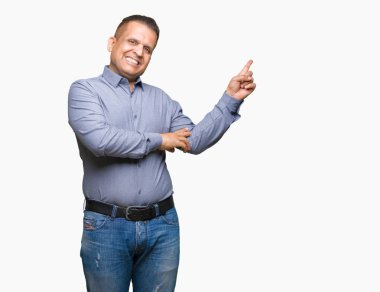 Kameraya bakarak yan el ve parmak ile işaret orta yaş Arap iş adamı yüzünde kocaman bir gülümseme ile izole arka plan üzerinde.