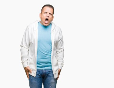 Şüpheci ve alaycı, şok karşısında izole arka plan üzerinde sweatshirt giyen orta yaş Arap adam açık ağız ile şaşırttı