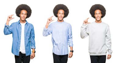 Kolaj üzerinde beyaz afro saçlı Genç adam bir arka plan gülümseyen ve süre seyir ve kamera boyutu işaret parmaklarıyla yapıyor el ile kendinden emin eller izole. Ölçü kavramı.