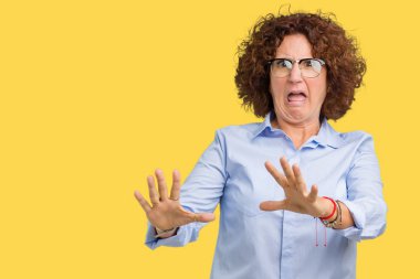 Güzel orta ager üst düzey businees kadın üzerinde gözlük takan şokta bağırarak arka plan korkuyor ve dehşet korku ifade dur hareketi el ile ile izole. Panik kavramı.