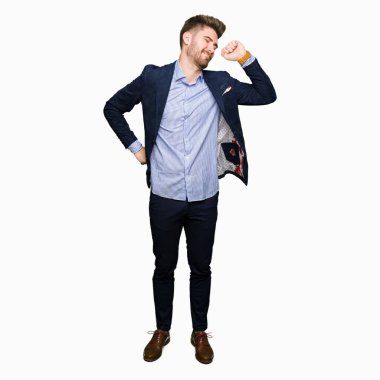 Genç yakışıklı bussines adam geri, yorgun ve rahat, Uykulu ve erken sabah esneme germe