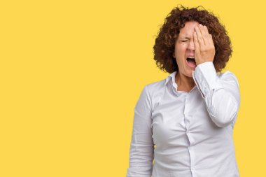 İzole arka plan yorgun esneme üzerinde güzel orta ager üst düzey businees kadın yarım yüz, göz ve ağız el ile kapsayan. Acı yüzü acıyor.