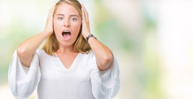 Güzel genç zarif kadın üzerinde arka plan deli izole ve baş, korkuyor ve açık ağzı ile şok sürpriz elleriyle korkuttu