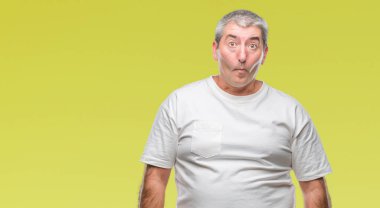 Üst düzey yakışıklı izole arka plan yapma balık yüzüne dudaklı, çılgın ve komik bir jest. Komik ifade.