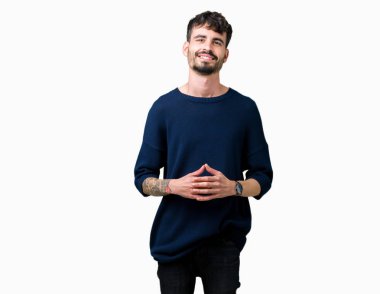 Genç yakışıklı adam arka plan eller birlikte izole ve rahat ve neşeli gülümseyen parmak çarpı işareti. Başarı ve iyimser