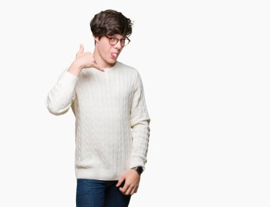 Yakışıklı delikanlı yapıyor gülümseyen izole arka plan üzerinde gözlük telefon hareketi ile el ve parmak telefonda konuşuyor gibi. Kavramları iletişim.