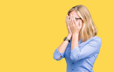 Güzel genç iş kadını elleriyle yüzünü ağlayarak süre kapsayan üzgün ifade ile izole arka plan üzerinde. Depresyon kavramı.