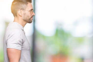 Genç yakışıklı adam giyen güneş gözlüğü izole arka tarafına, seyir üzerinde dinlenmek doğal yüz emin gülümseme ile pozuyla profili.