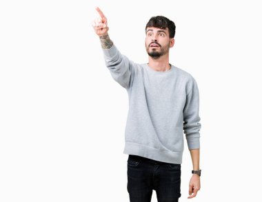 Yakışıklı delikanlı üzerinde sweatshirt giyen izole arka plan ile sürpriz devam parmakla, açık ağız hayret ifadesi, önünde bir şey