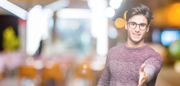 Jonge Knappe Man Met Een Bril Geïsoleerde Achtergrond Lachende Vriendelijke — Stockfoto