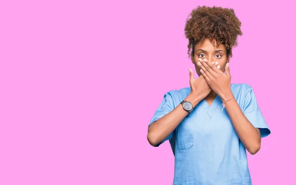 Jovem Afro Americana Médica Mulher Sobre Fundo Isolado Chocou Cobrindo — Fotografia de Stock