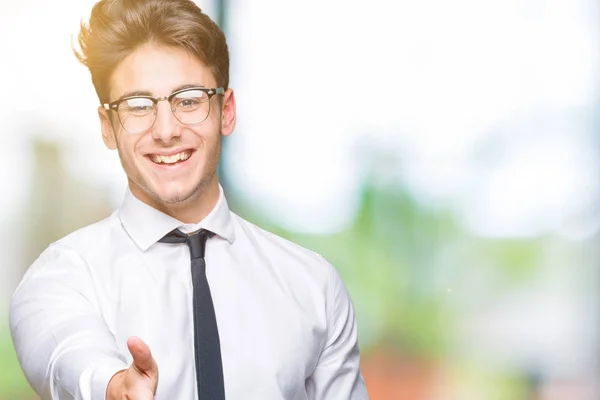 Joven Hombre Negocios Con Gafas Sobre Fondo Aislado Sonriendo Amistoso —  Fotos de Stock