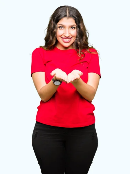 Mulher Bonita Nova Vestindo Shirt Casual Sorrindo Com Mãos Palmas — Fotografia de Stock