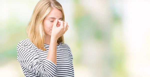 Mulher Bonita Usando Listras Suéter Sobre Fundo Isolado Cansado Esfregando — Fotografia de Stock