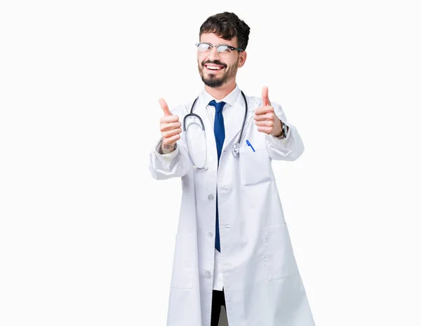 Junger Arzt Krankenhausmantel Vor Isoliertem Hintergrund Der Positive Gesten Mit — Stockfoto
