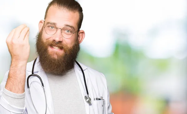 Jovem Médico Loiro Com Barba Vestindo Casaco Médico Fazendo Gesto — Fotografia de Stock