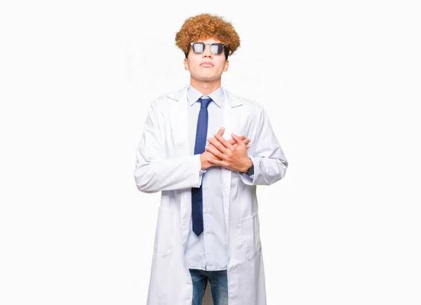 Joven Científico Guapo Con Abrigo Profesional Gafas Sol Sonriendo Con — Foto de Stock