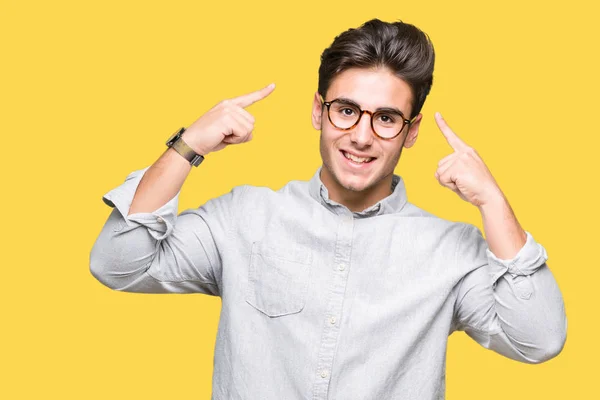 Young Handsome Man Wearing Glasses Isolated Background Smiling Pointing Head — Stock Photo, Image