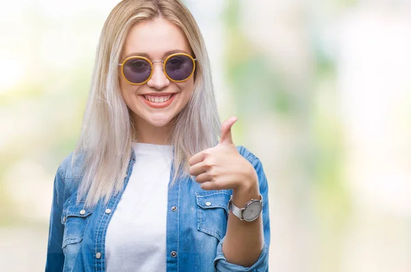 Unga Blonda Kvinnan Bär Solglasögon Över Isolerade Bakgrund Gör Glad — Stockfoto