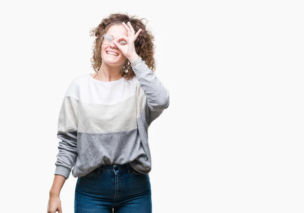 Hermosa Morena Pelo Rizado Joven Con Gafas Sobre Fondo Aislado — Foto de Stock