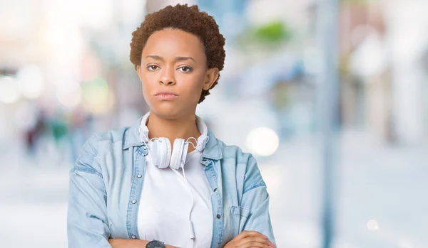 Jeune Femme Afro Américaine Portant Des Écouteurs Sur Fond Isolé — Photo