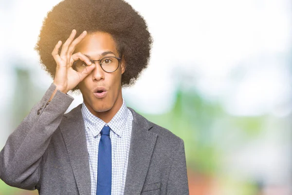 Giovane Uomo Affari Afro Americano Con Capelli Afro Indossando Occhiali — Foto Stock