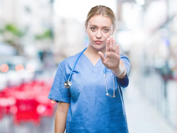 Joven Cirujana Rubia Doctora Sobre Fondo Aislado Haciendo Dejar Cantar — Foto de Stock