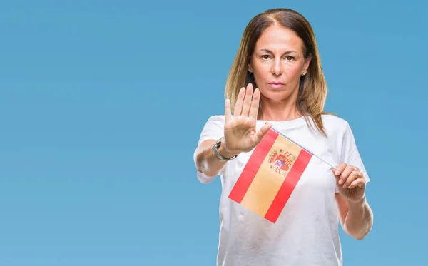 Mulher Hispânica Meia Idade Segurando Bandeira Espanha Sobre Fundo Isolado — Fotografia de Stock