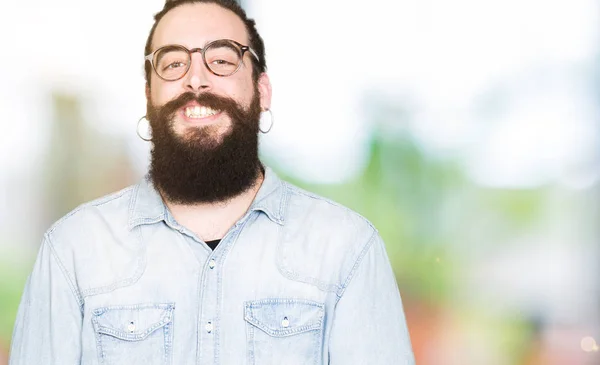 Homem Jovem Hipster Com Cabelos Longos Barba Vestindo Óculos Olhando — Fotografia de Stock