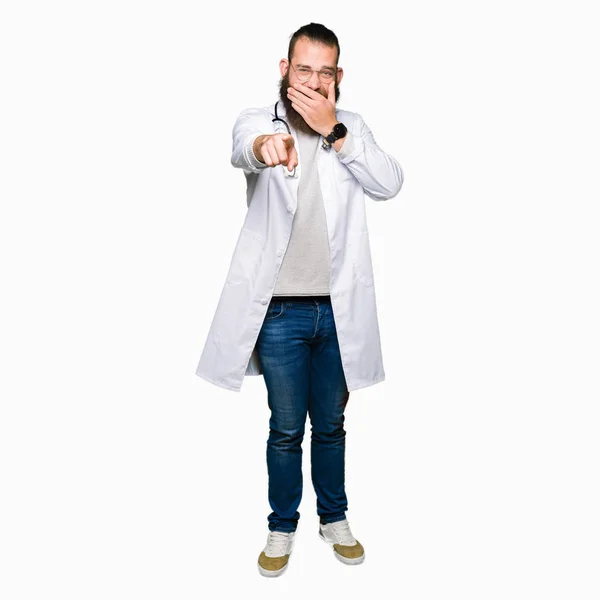 Młody Lekarz Blond Człowieka Brodą Noszenie Medycznych Płaszcz Rozweselający Wskazując — Zdjęcie stockowe