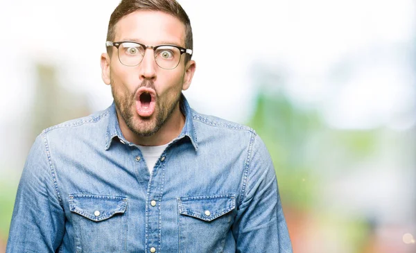 Schöner Mann Mit Brille Ängstlich Und Schockiert Mit Überraschtem Gesichtsausdruck — Stockfoto