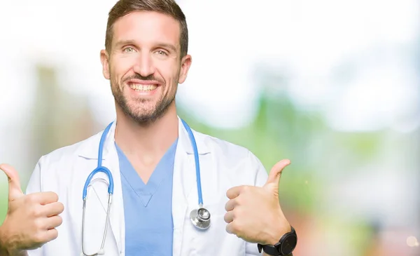 Gutaussehender Arzt Uniform Über Isoliertem Hintergrund Erfolgszeichen Tut Positive Geste — Stockfoto
