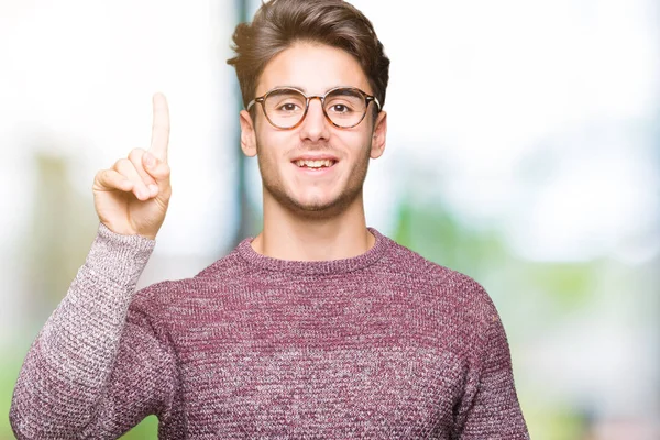 Joven Hombre Guapo Con Gafas Sobre Fondo Aislado Mostrando Apuntando — Foto de Stock