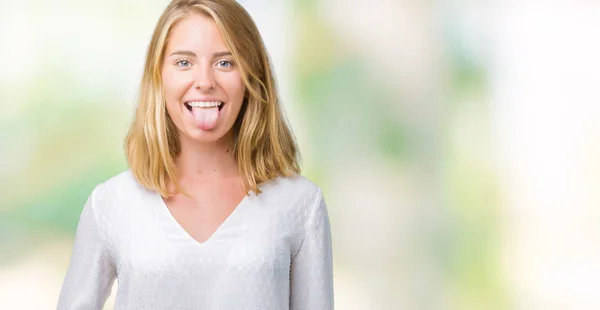 舌を付着分離の背景に美しい若い上品な女性を面白い表現に満足 感情の概念 — ストック写真