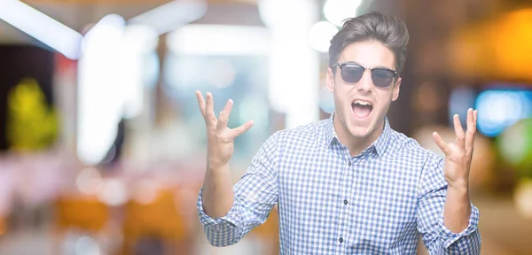 Joven Hombre Guapo Con Gafas Sol Sobre Fondo Aislado Loco — Foto de Stock