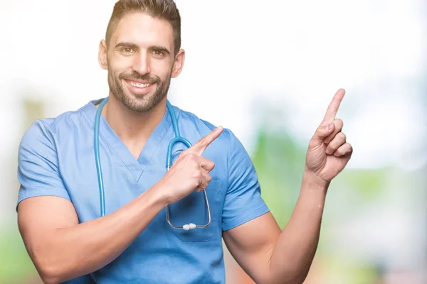 Knappe Jonge Dokter Chirurg Man Geïsoleerde Achtergrond Glimlachen Kijken Naar — Stockfoto