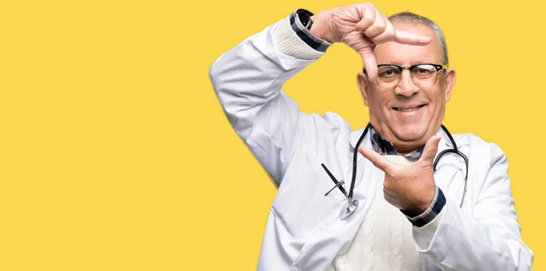 Stilig Senior Doktor Man Klädd Medicinsk Coat Leende Gör Ram — Stockfoto