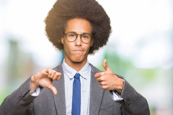 Unga Afroamerikanska Affärsman Med Afro Hår Glasögon Gör Tummen Upp — Stockfoto