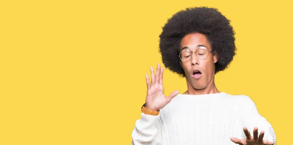 Americký Mladík Afro Vlasy Nosí Brýle Strach Hrůzu Strach Výraz — Stock fotografie